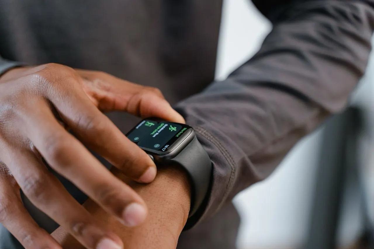 Line illustration of a smartwatch face showing a few simple metrics
